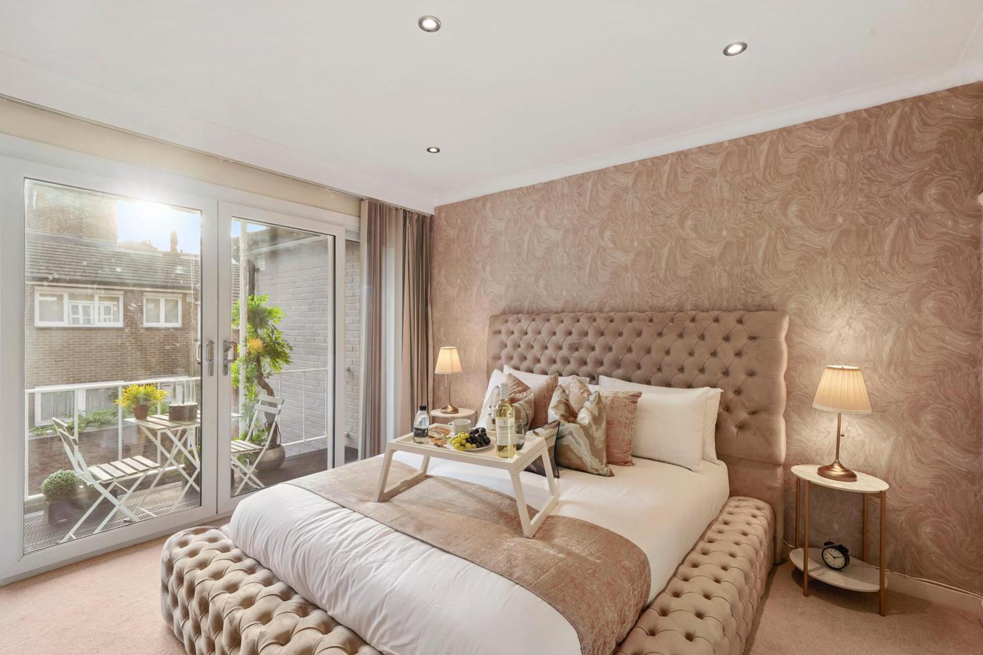Вилла Mews House London With Private Patio & Parking Экстерьер фото