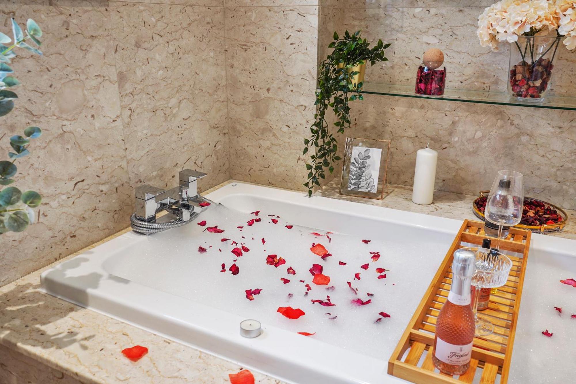 Вилла Mews House London With Private Patio & Parking Экстерьер фото